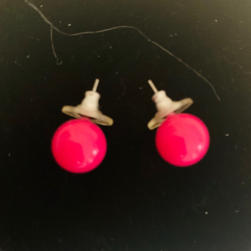 Hot pink earrings! 💋